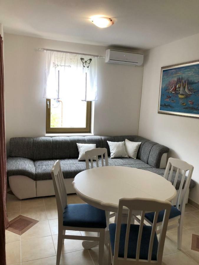 Apartmani Petrija Prcanj Exterior photo
