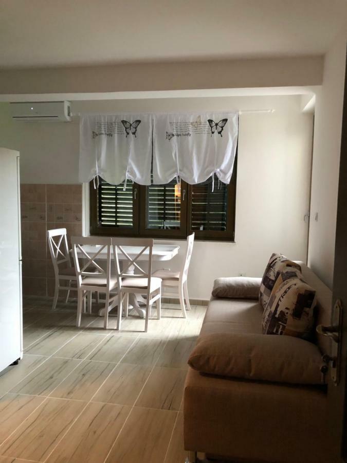 Apartmani Petrija Prcanj Exterior photo